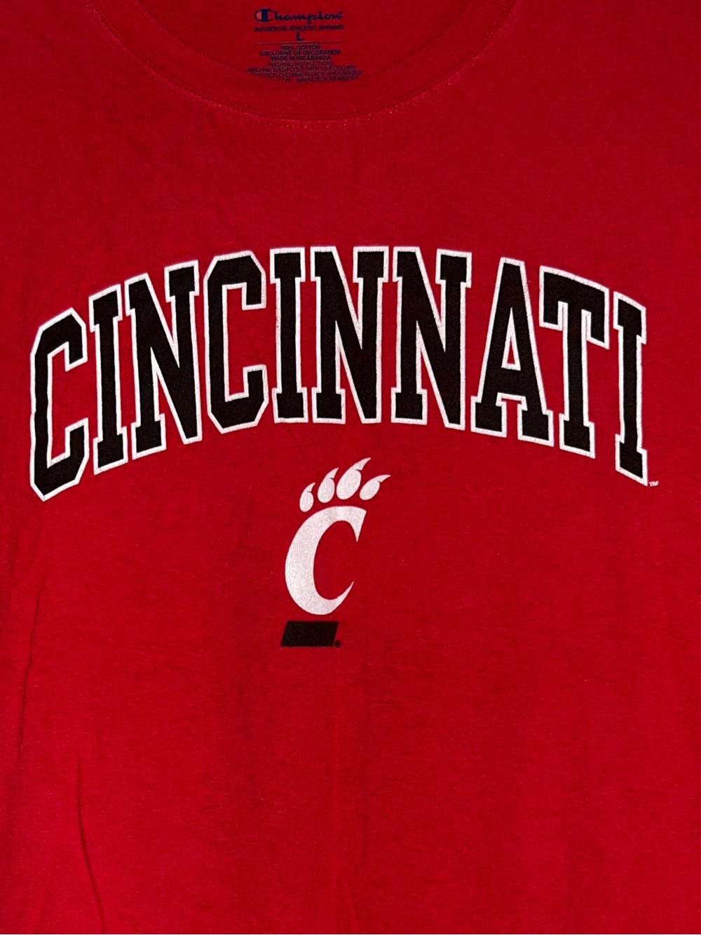 UC University of Cincinnati Bearcats red tee
size Large L